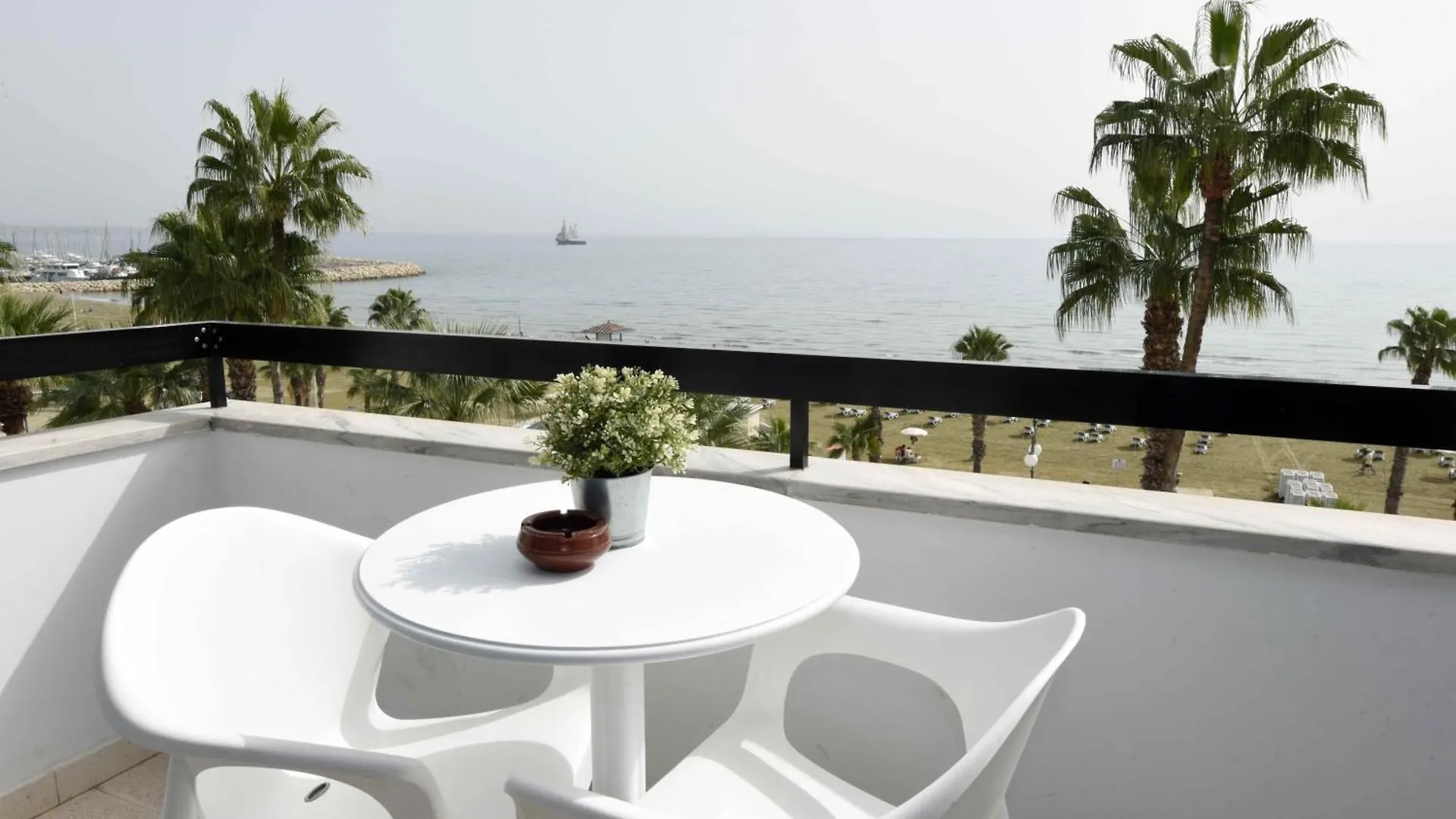 Finikoudes Sunrise Sea View Lux Apartment Larnaca