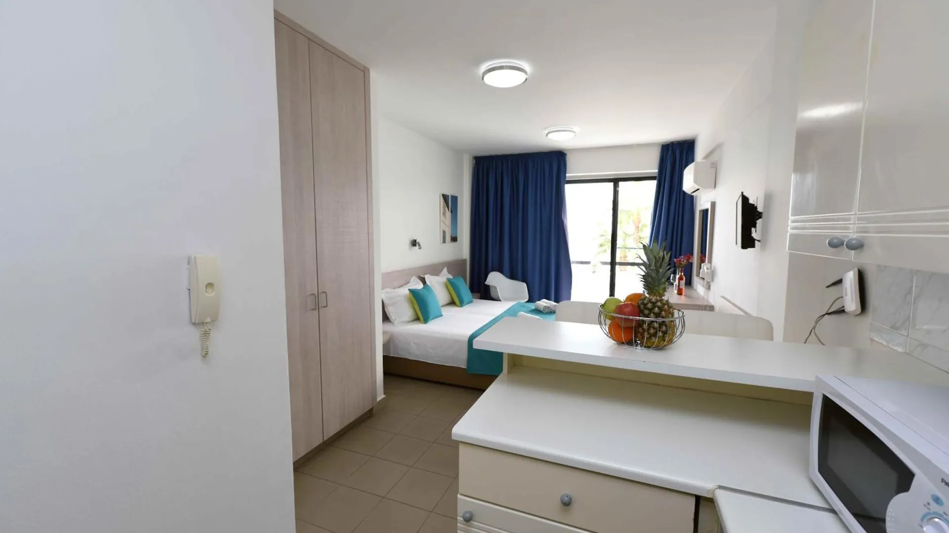 Finikoudes Sunrise Sea View Lux Apartment Larnaca