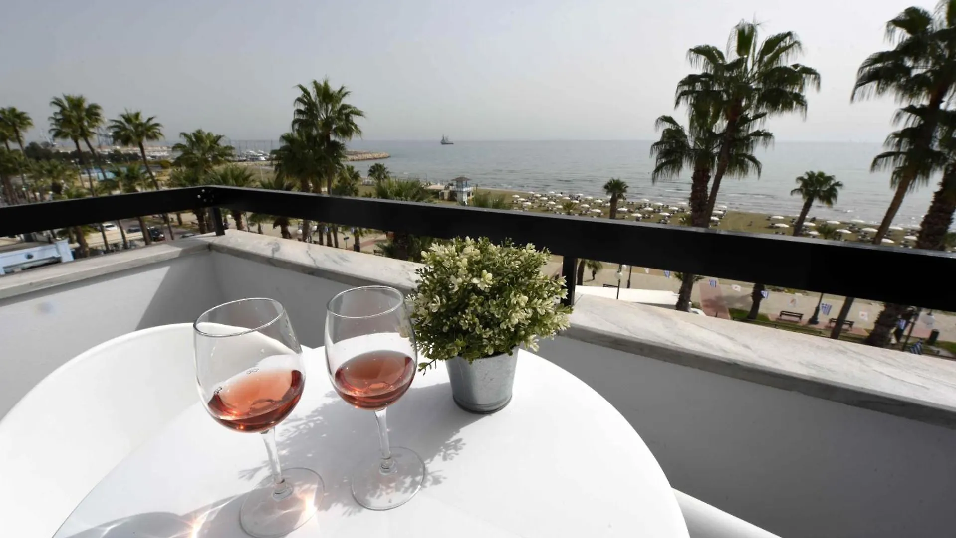 Finikoudes Sunrise Sea View Lux Apartment Larnaca